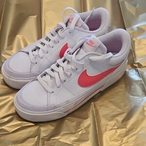 Nike Women's Sneakers in White and Pink